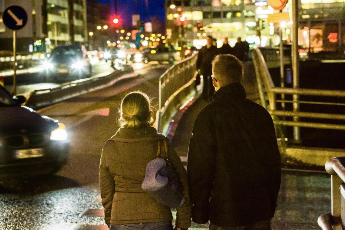 Jalankulkijat odottivat vuoroaan Matinkylän ja Olarin välisellä sillalla viime viikolla.