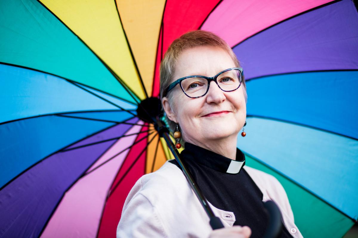 Anne Blomqvist ei ole vihkinyt tai siunannut samaa sukupuolta olevia pareja sen jälkeen, kun sai tuomiokapitulilta varoituksen. ”Haluan toimia avoimesti, mutta en halua käydä uutta kierrosta kapitulissa tästä asiasta. Se oli sen verran rankkaa.” Kuva: Sirpa Päivinen
