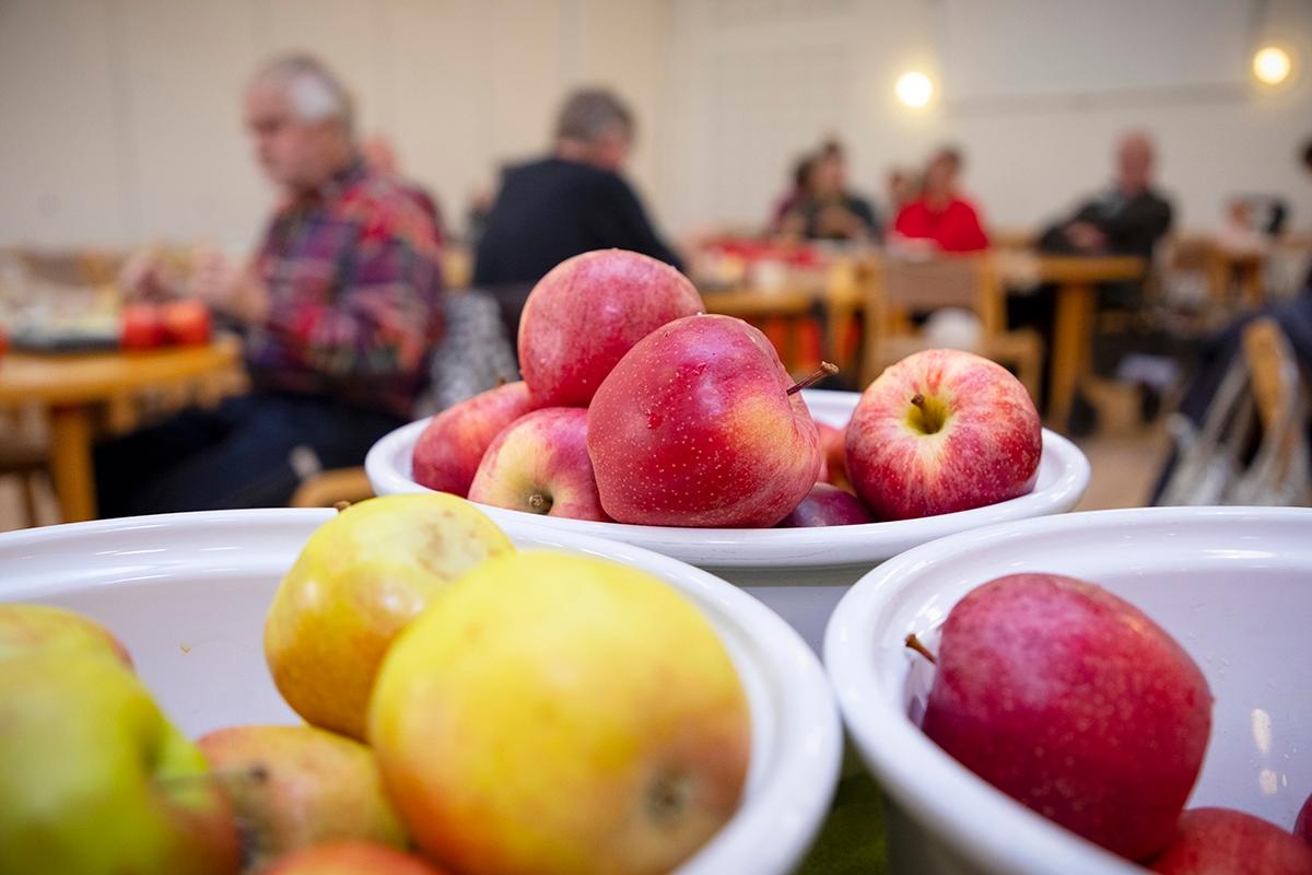 ”Ilmastotrendin myötä hävikkiruuan käyttöön on havahduttu myös seurakunnissa”, sanoo erityisdiakoni Pirjo Paloviita. Kuva on Helsingin Matteuksenkirkon Snellu Cafesta, jossa tarjoillaan hävikkiruokalounasta.