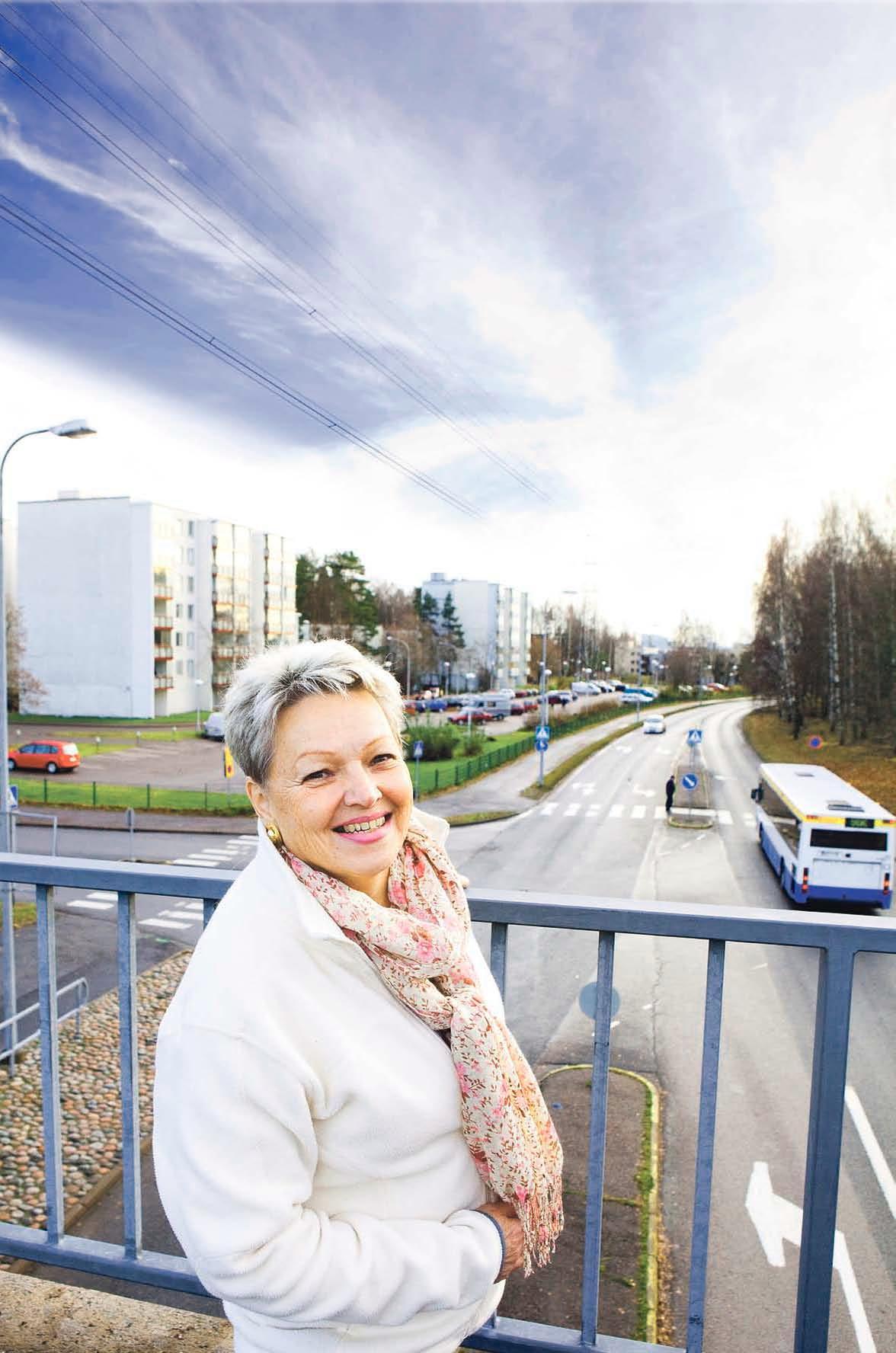   Pia Granroth on asunut Länsimäessä yli 40 vuotta. Hän muistaa hyvin, kuinka aluksi iso osa alueesta oli metsää.