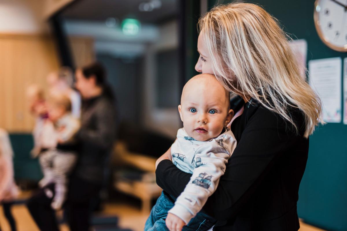 Essi Silenius huomasi, että noin neljän, viiden kuukauden iässä Mikael alkoi olla hyvin kiinnostunut muista ihmisistä.