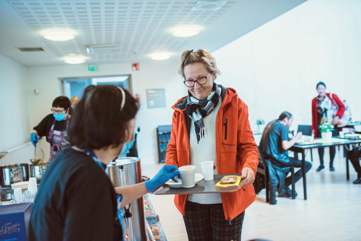 Tia kävi yhteisöruokailussa syömässä keittolounaan. Ruokailun osallistujat arvioivat kyselytutkimuksessa ruoan maukkaaksi ja toiminnan sellaiseksi, jota seurakunnan kuuluukin tehdä.