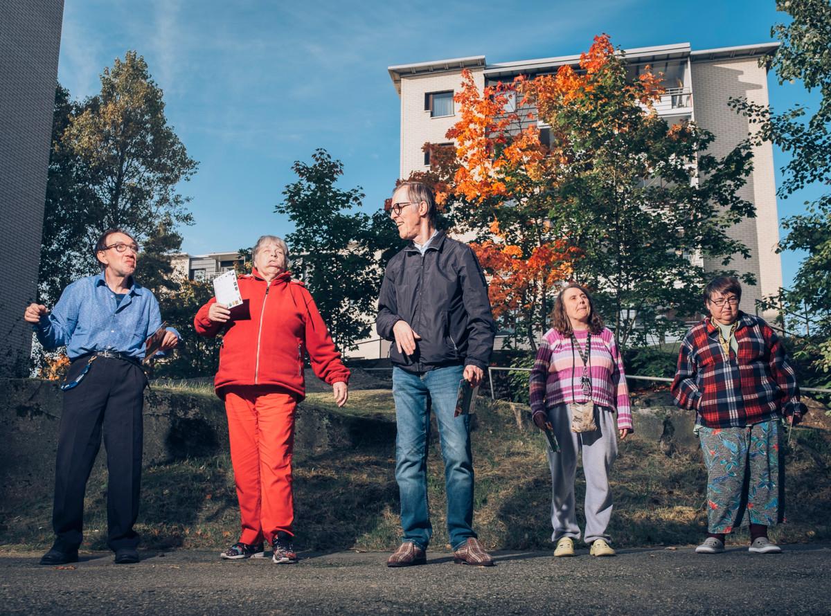 Rentolan ryhmäkodin asukkaat kokoontuivat yhteiseen jumppahetkeen takapihalle ja saivat ensimmäisen ruksin liikuntapassiin.