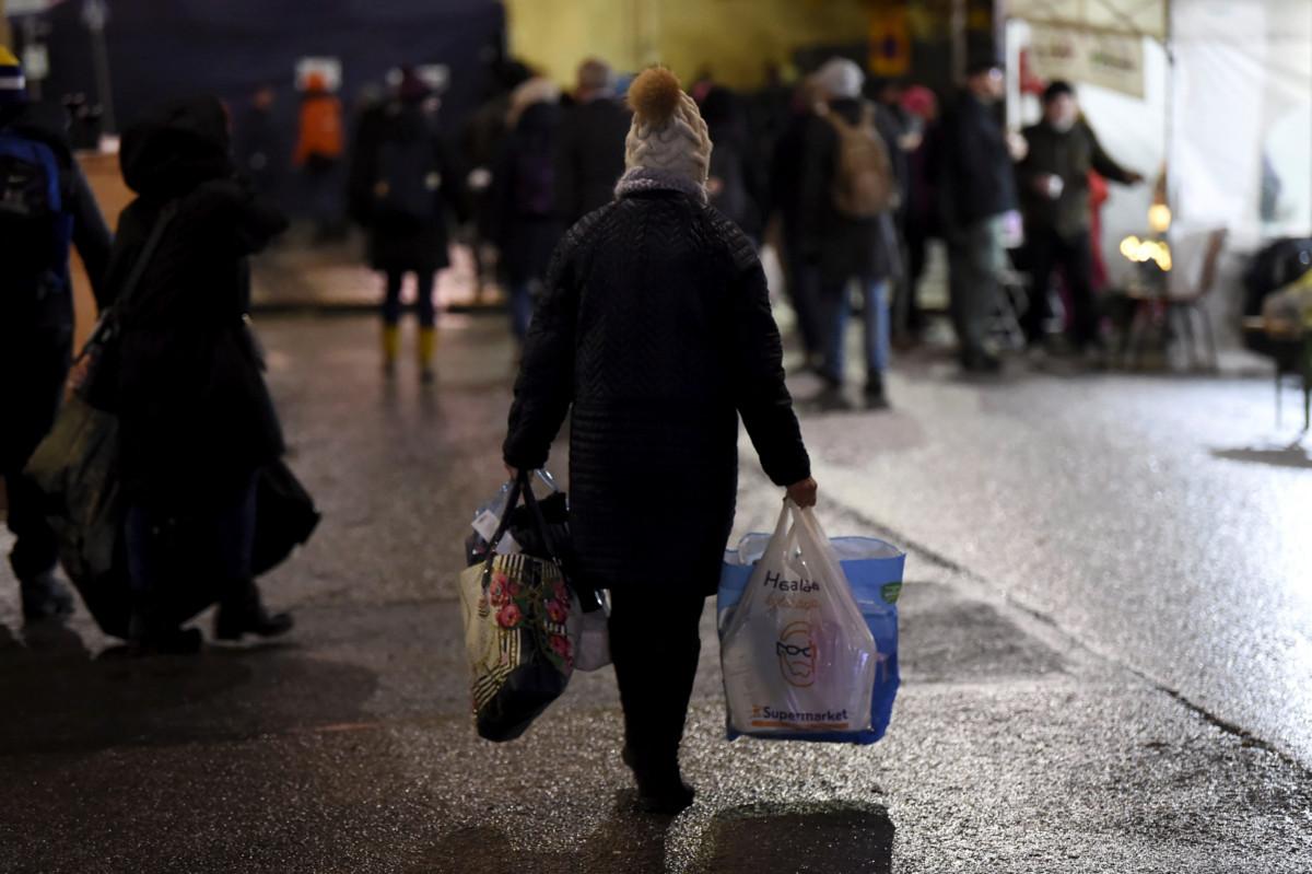 Nainen asunnottomien yö -tapahtumassa Helsingissä Sörnäisissä 17. lokakuuta 2019.