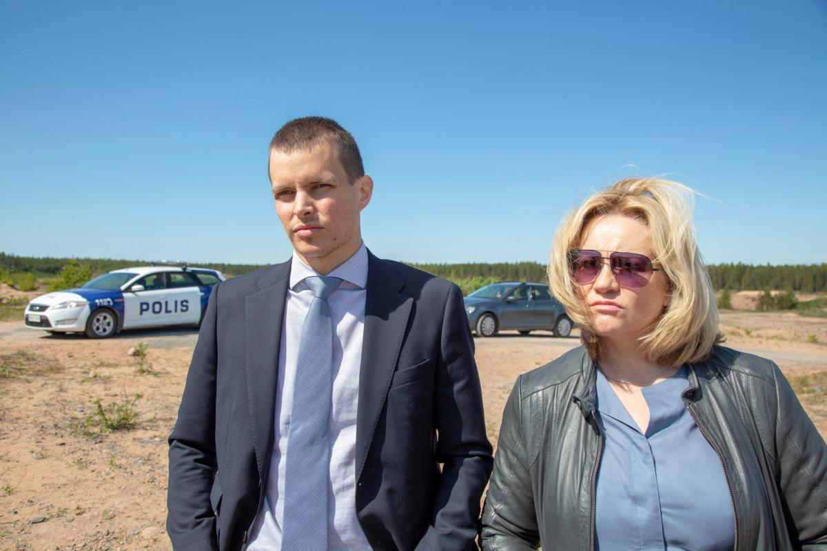 Kaikki synnit -sarjan ensimmäisellä kaudella Lauri Räihä (Johannes Holopainen) ja Sanna Tervo (Maria Sid) saapuvat selvittämään lestadiolaismiesten murhia kuvitteelliseen Varjakan kuntaan.