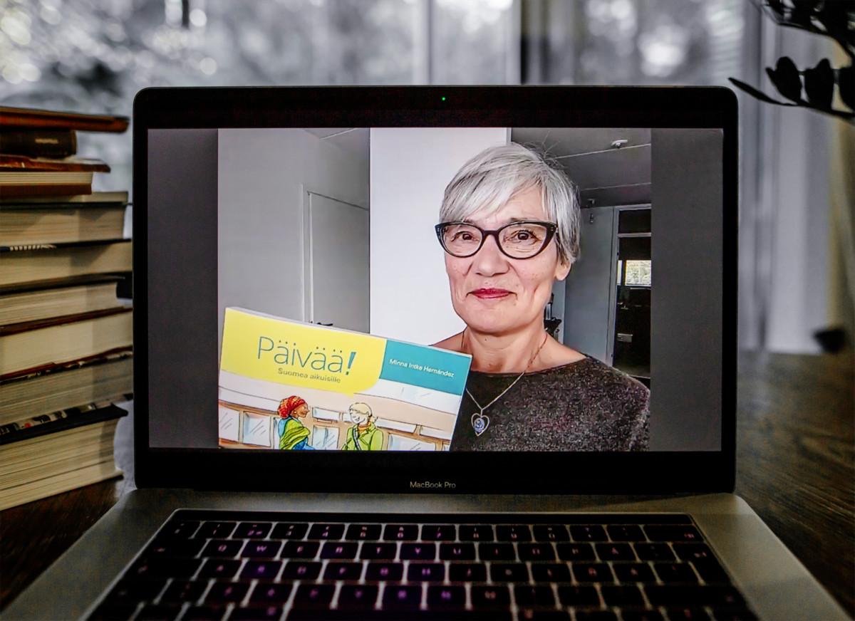 Kaija Heikkilä opettaa Luetaan yhdessä -verkoston suomen kielen ryhmää ryhmä viikoittain Zoomissa. Heikkilä on eläkkeellä oleva ammattikorkeakoulun lehtori.