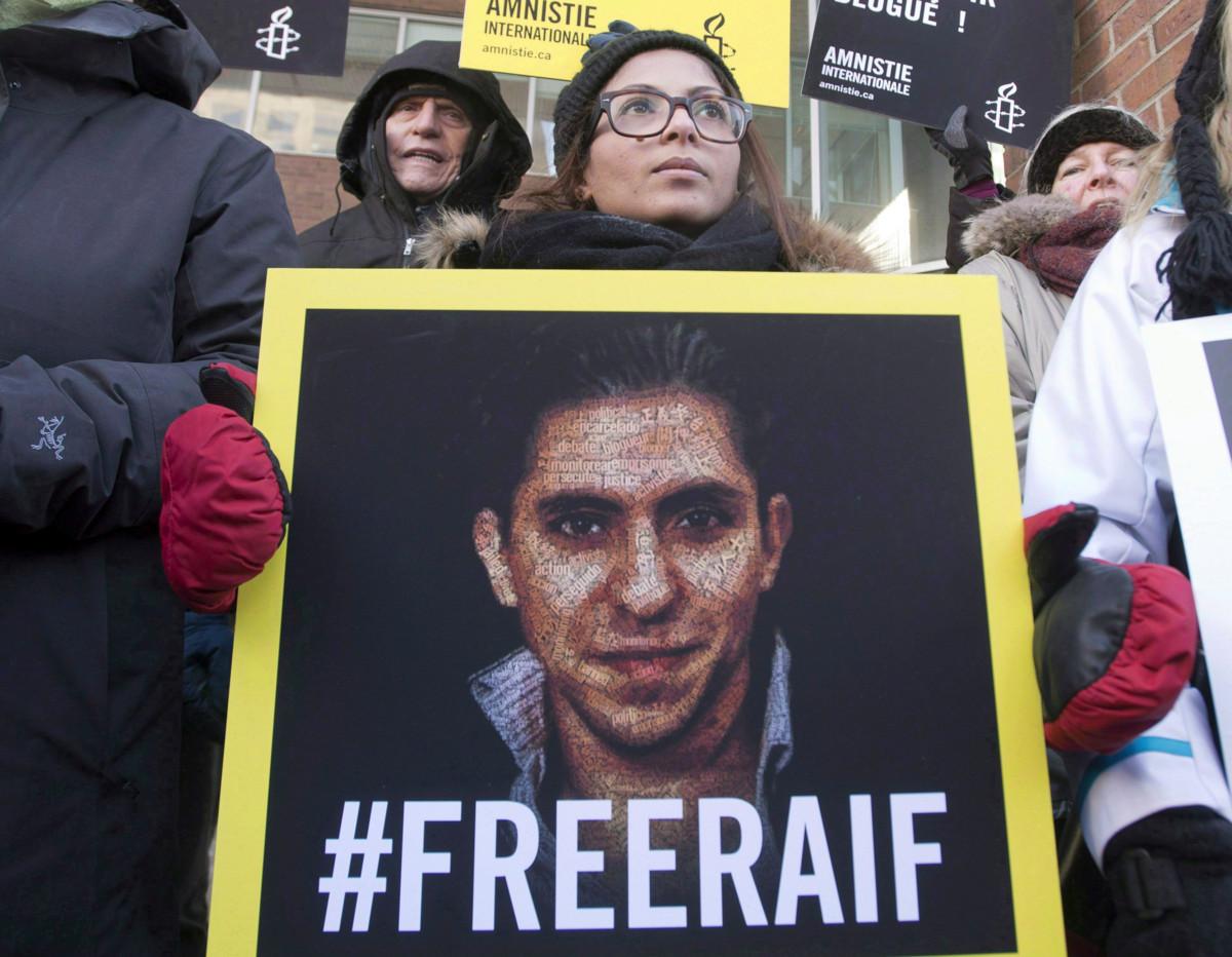 Vuonna 2014 Saudi-Arabia tuomitsi bloggaaja Raif Badawin kymmenen vuoden vankeuteen ja tuhanteen raipaniskuun islamia halventavan blogin vuoksi. Kuvassa Badawin vaimo Ensaf Haidar osoittaa mieltäään miehensä puolesta Kanadassa vuonna 2015. Kuva: Ryan Remiorz / Lehtikuva / PA Photos.