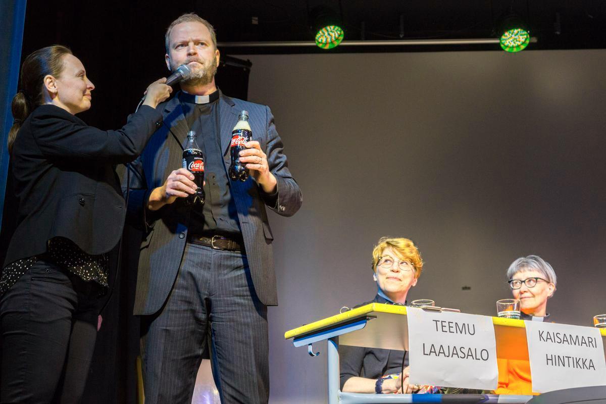 Teemu Laajasalo väitti pystyvänsä maistamaan, kummassa Coca-Cola Zero -pullossa on enemmän matkaa parasta ennen -päiväykseen. Väite piti paikkansa.