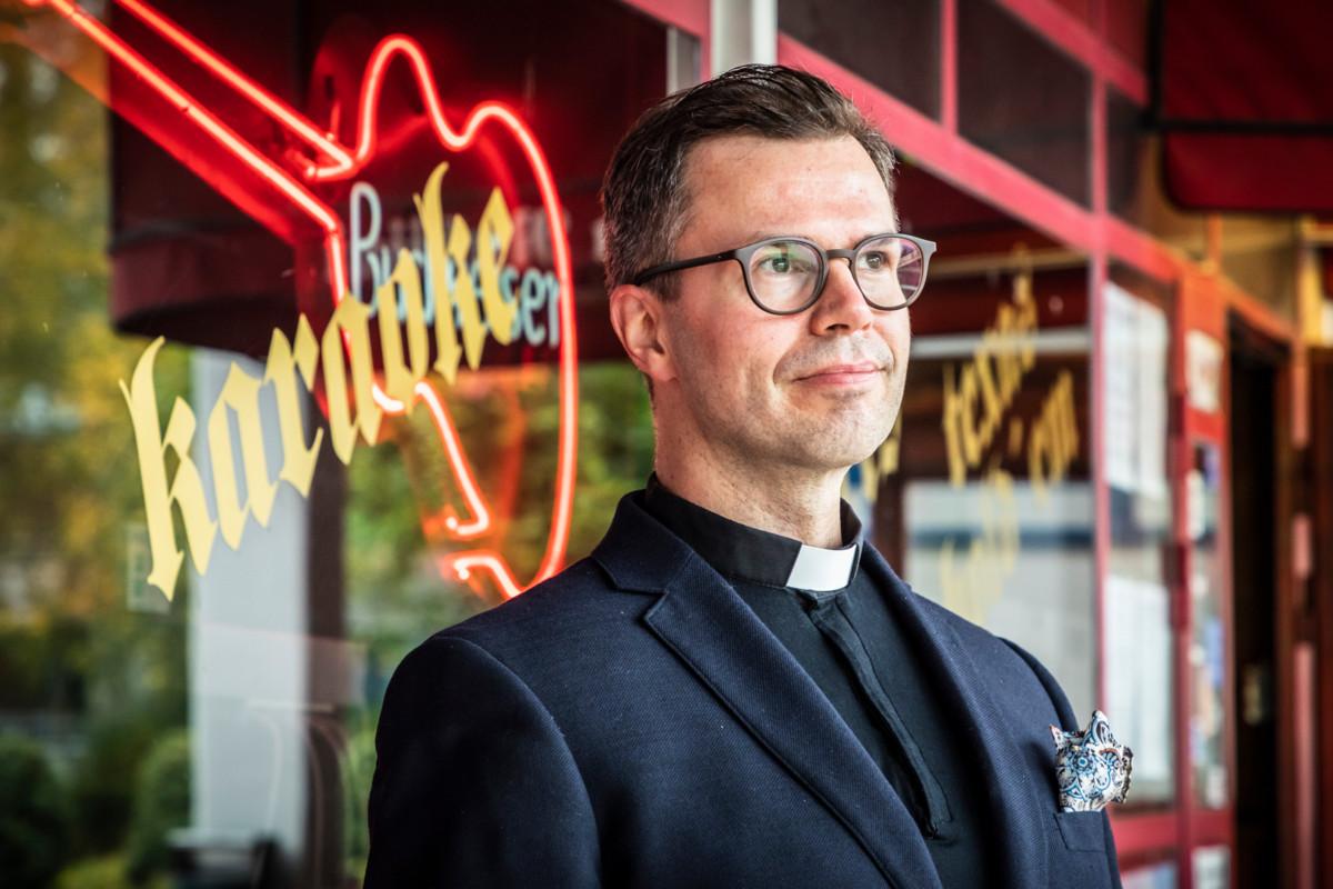 Papit pääsivät projektin aikana mukaan niin virallisiin kuin epävirallisiin yhteisöihin, esimerkiksi olutklubiin paikallisessa ravintolassa, Malmin projektipappi Sami Kivelä kertoo.