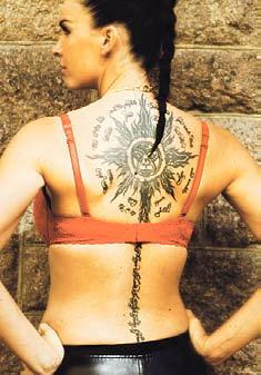 Sini Tarkkisen selkään on tatuoitu kultainen sääntö.
