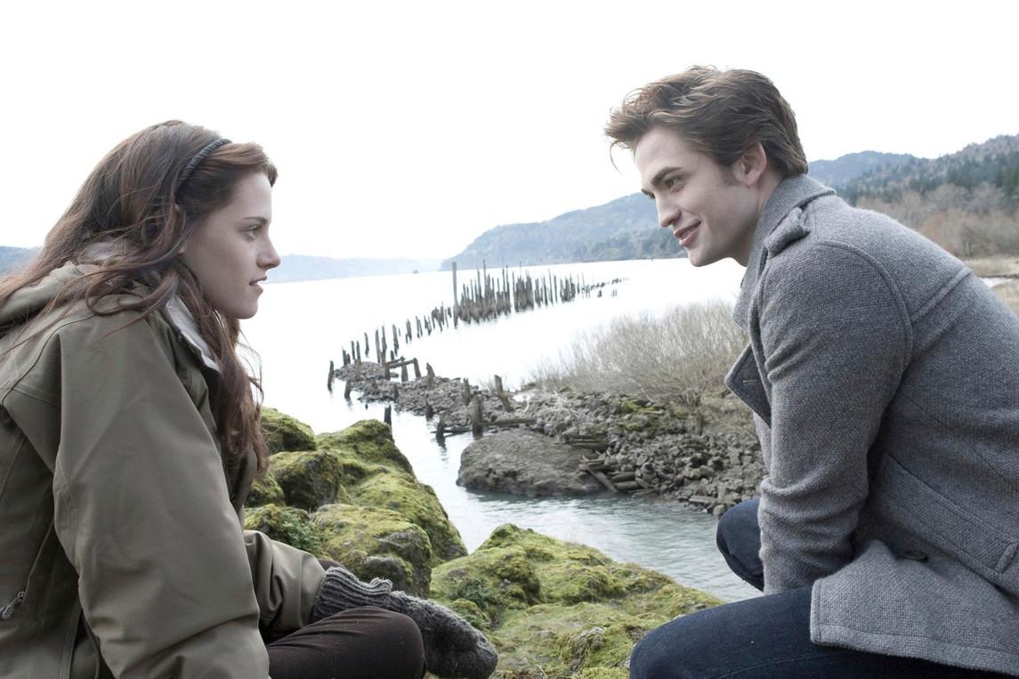 Bella (Kristen Stewart) ja Edward (Robert Pattinson) rakastuvat elokuvassa Twilight – Houkutus, jossa romanssia seurataan ihmistyttö Bellan näkökulmasta. Kirjailija Stephenie Meyer kuvaa samat tapahtumat nyt vampyyri-Edwardin perspektiivistä uudessa romaanissaan Keskiyön aurinko.