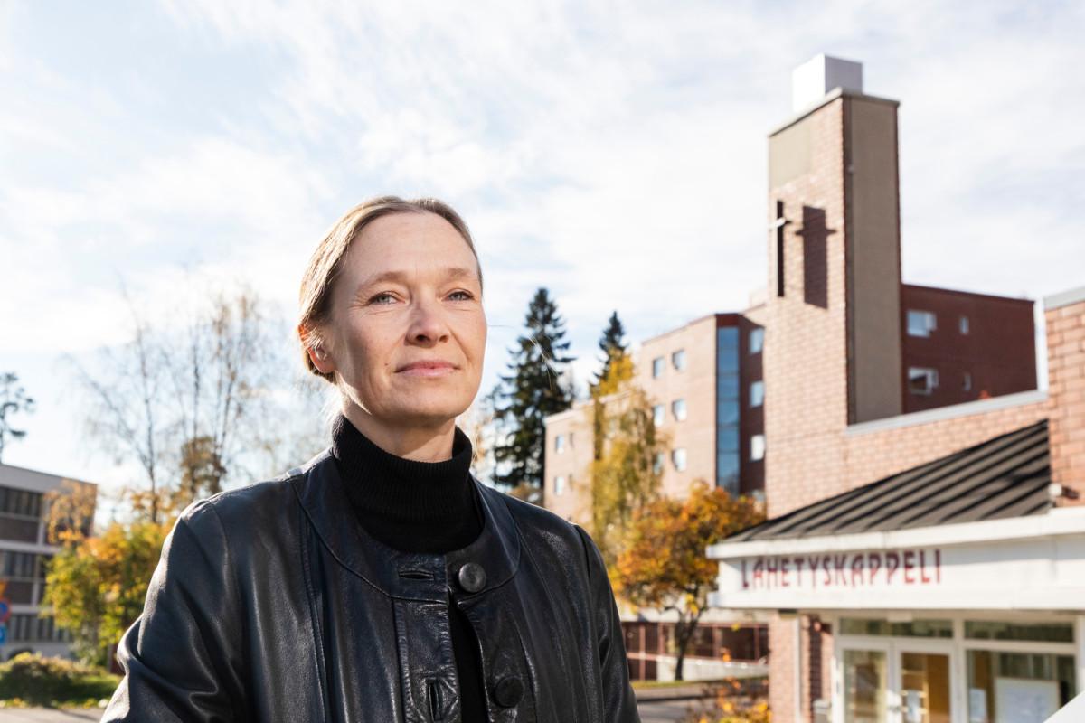 Teologi Sanna Urvaksen mukaan opetus ihmisen joutumisesta pahan hengen valtaan voi mahdollistaa henkisen ja hengellisen väkivallan. Leppävaaran lähetyskappeli on helluntailaisen Urvaksen kotikirkko.