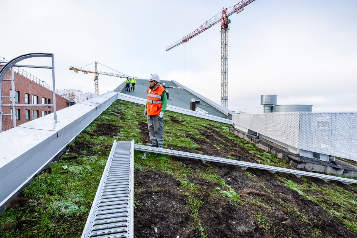– Tikkurilan uusi kirkko on uniikkikappale, toista samanlaista ei varmasti tule eteen. Erityisesti betonirungon rakenne on ollut haasteellinen, rakennustyömaan vastaava työnjohtaja Rainer Ahonen kertoo.