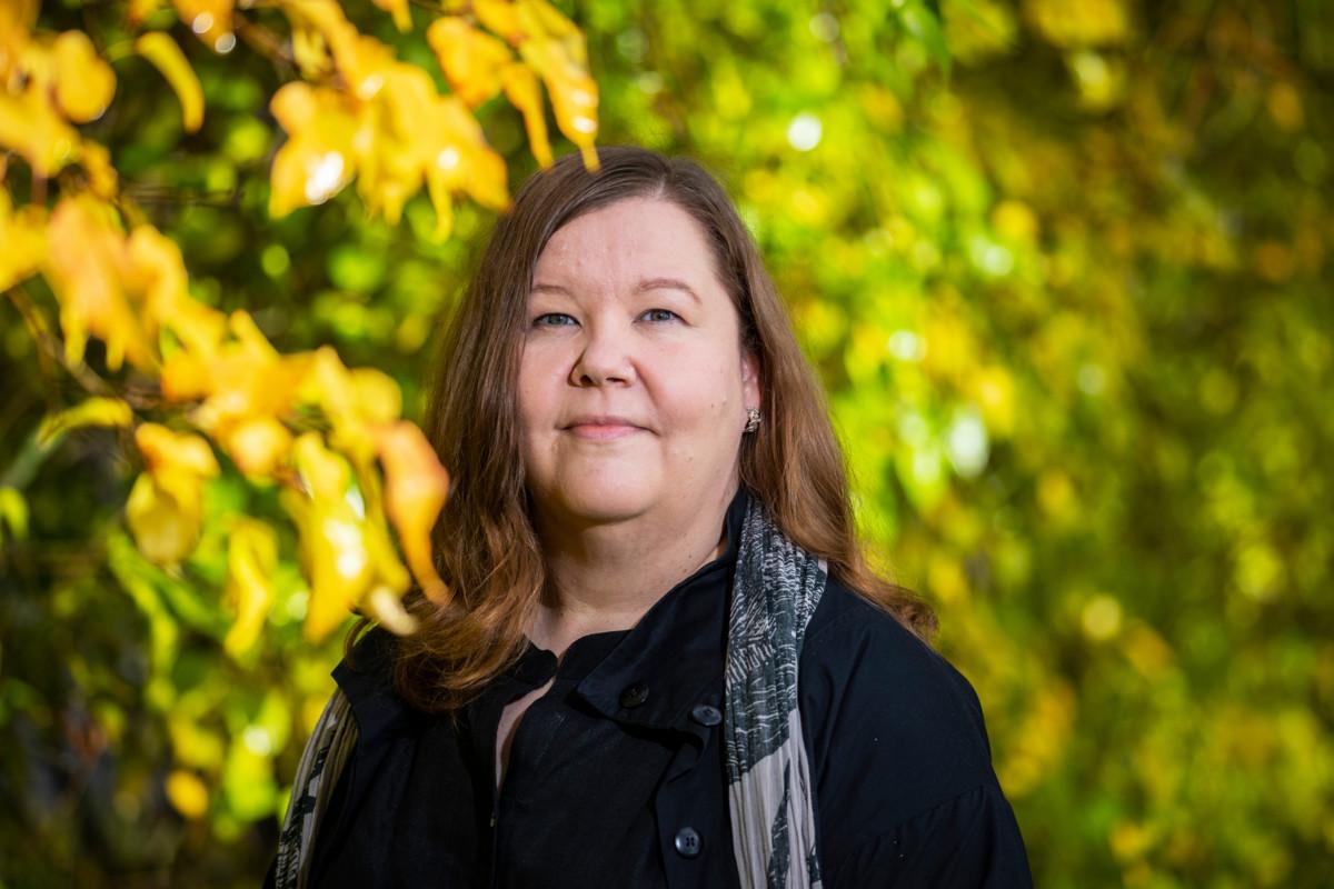 Mari Pulkkinen on käsitellyt suomalaisten kokemuksia läheisen menetyksestä uskontotieteen väitöstutkimuksessa sekä tietokirjassa