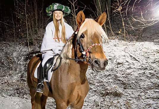 Jenni Ala-Salmi valittiin ratsastuskoulun Lucia-neidoksi.