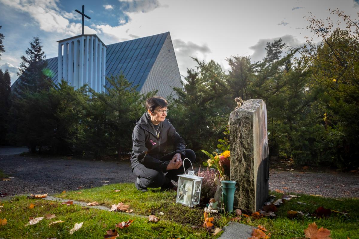 Leena Vilkka pysähtyy tyttärensä haudan luona Hyvinkään hautausmaalla.