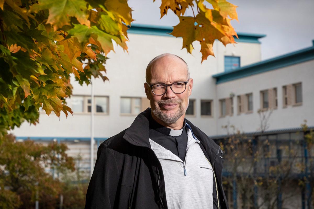 Moni puhuu papille sairaudesta, omasta elämäntilanteestaan, kuolemanpelosta ja toivon löytämisestä, Markku Elo kertoo.