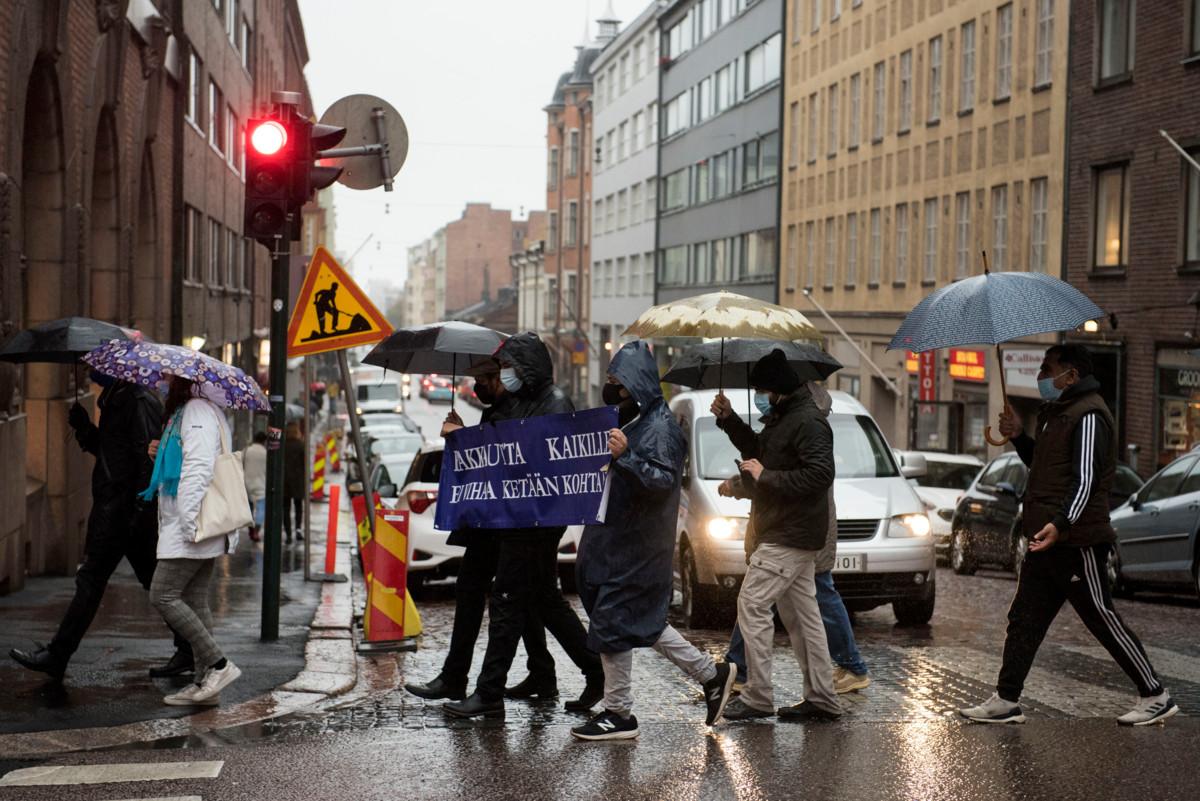 Uskonnot yhteiskuntarauhan puolesta -kävely vietiin läpi sateisessa säässä.