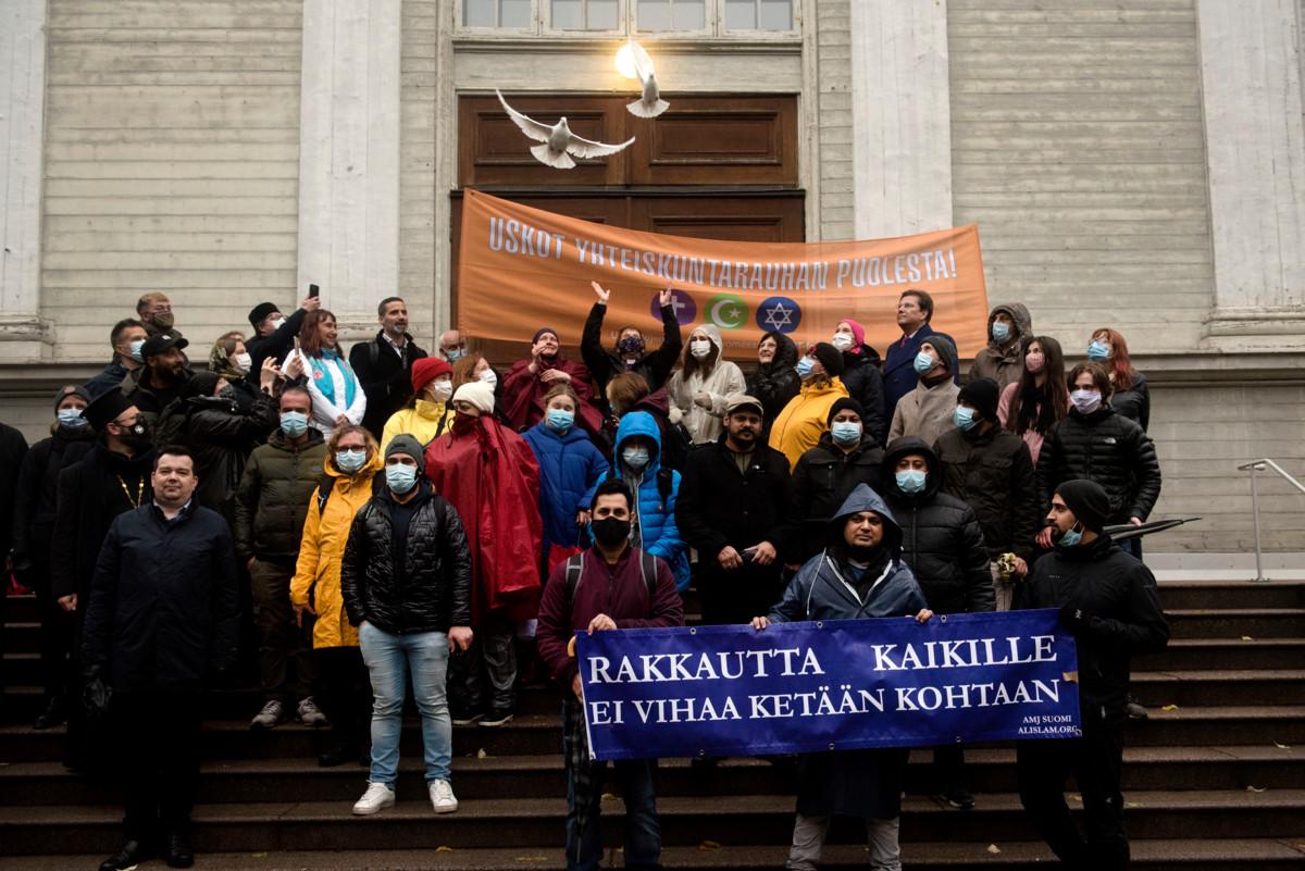 Vanhan kirkon edustalla otettiin ryhmäkuva ja päästettiin lentoon kaksi rauhankyyhkystä. Kyyhkyt on koulutettu palaamaan kotilakkaansa.