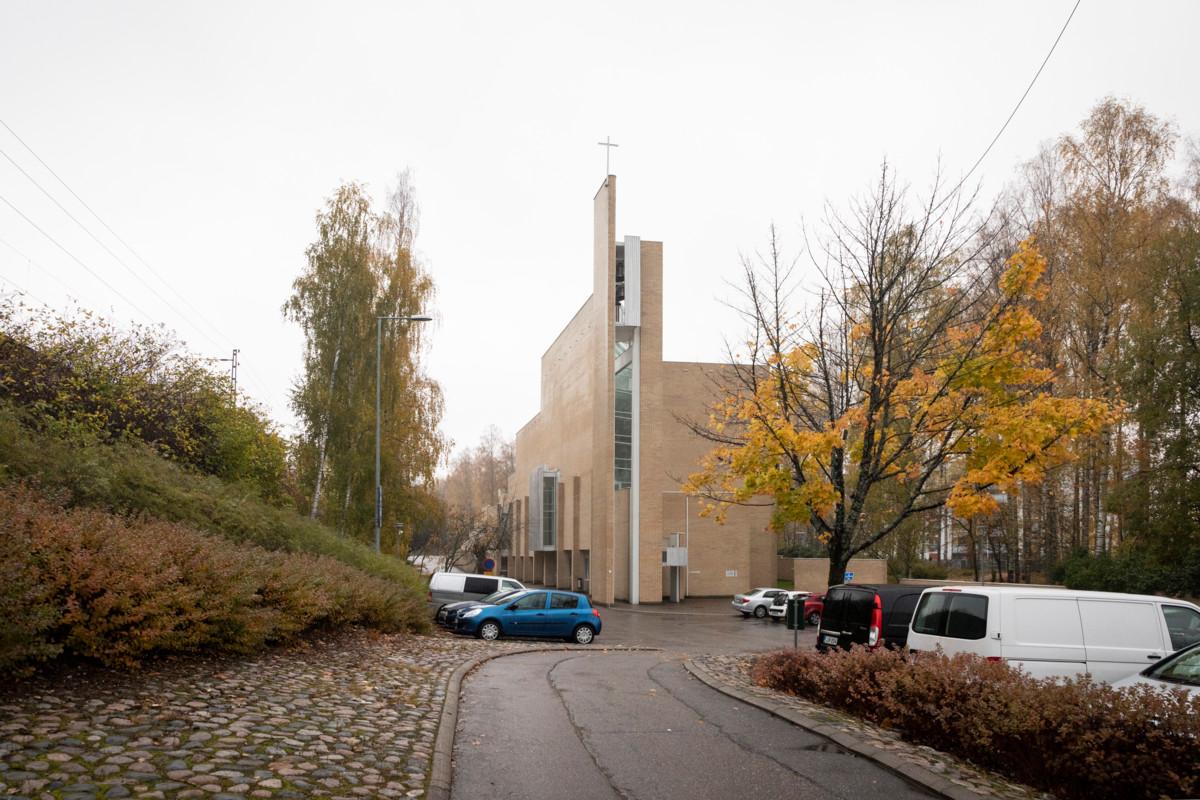 Myyrmäen kirkon edustalla olevalla parkkipaikalla on autoja, mutta kirkko seisoo tyhjillään.