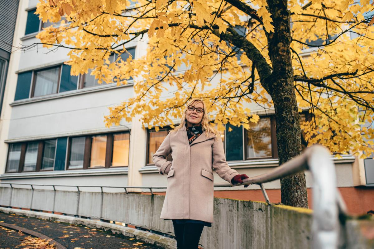 Laura Sydänmaanlakan mukaan moni ikäihminen pohtii perimmäisiä kysymyksiä. Kun läheinen kuolee, kaivataan surun keskellä kuuntelijaa ja vertaistukea.