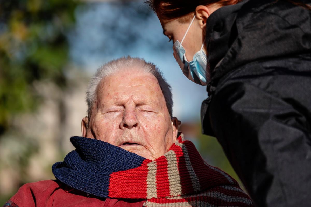 Kotihoito käy Pauli Finnen ja monen muun asiakkaan luona kolme kertaa päivässä. Seurakunnan tukihenkilöiden ja työntekijöiden vierailut ovat piristäneet monen arkea.