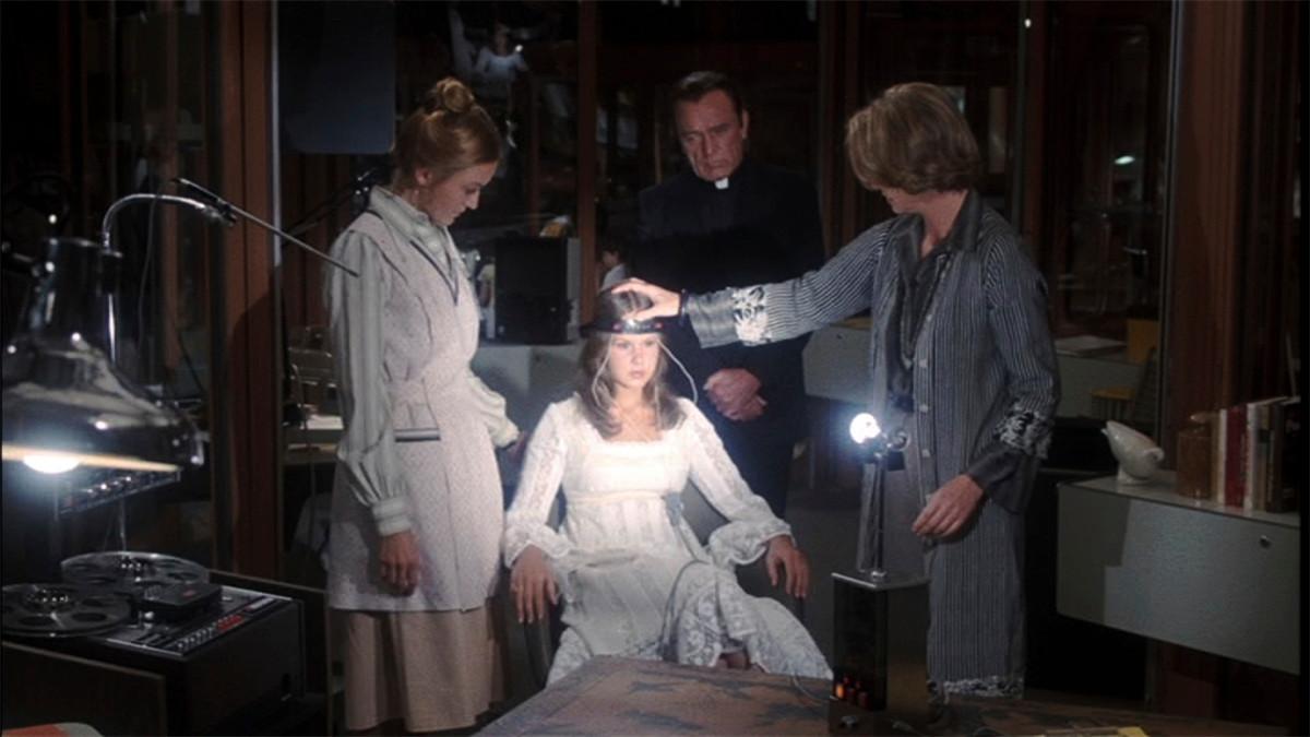 Manaaja II: Luopio -elokuvassa Regan palaa muistoihinsa hypnoosikoneen avulla.