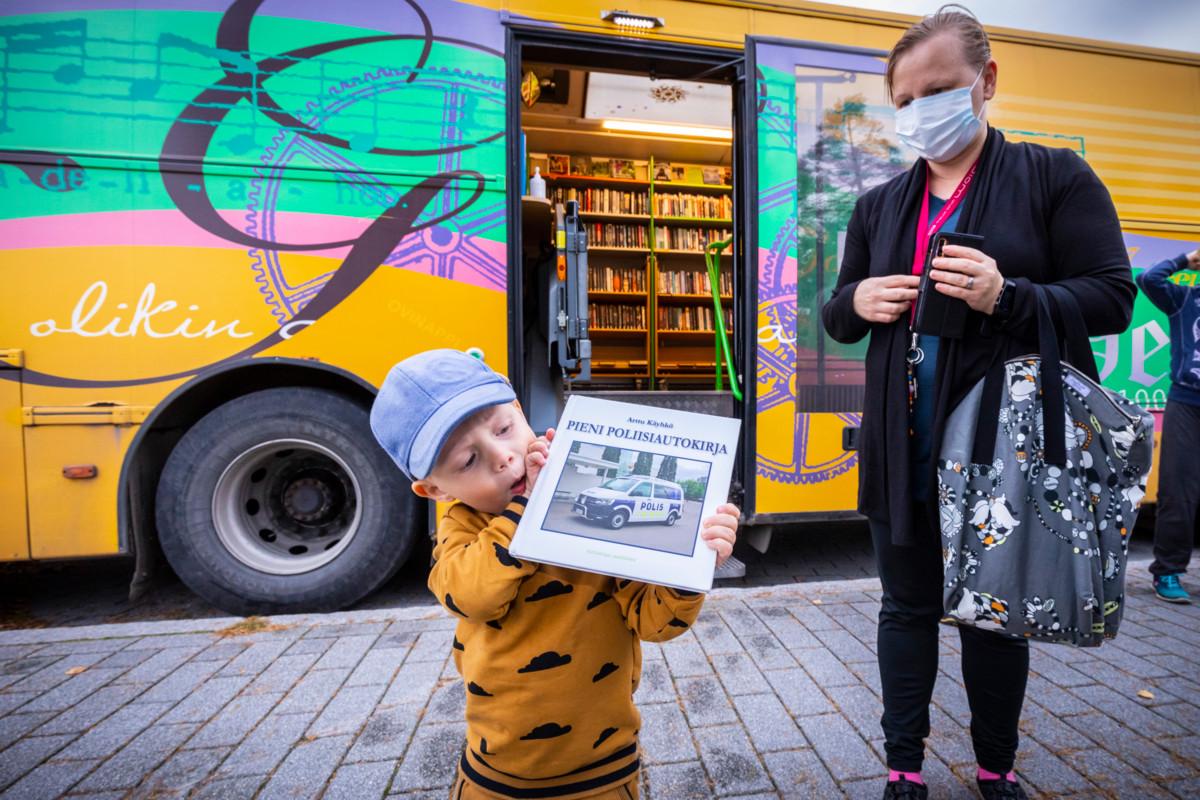 Taija Leinonen ja Neo kävivät Helmi-kirjastoautossa lainaamassa lastenkirjoja. Tällä kertaa valikoimista löytyi ainakin kirja poliisiautoista.