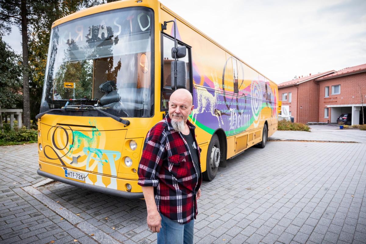 Pertti Sompajoki on työskennellyt kirjastoautossa lähes 20 vuotta. ”Työ on itsenäistä ja vaihtelevaa, eikä kahta samanlaista päivää ole.”