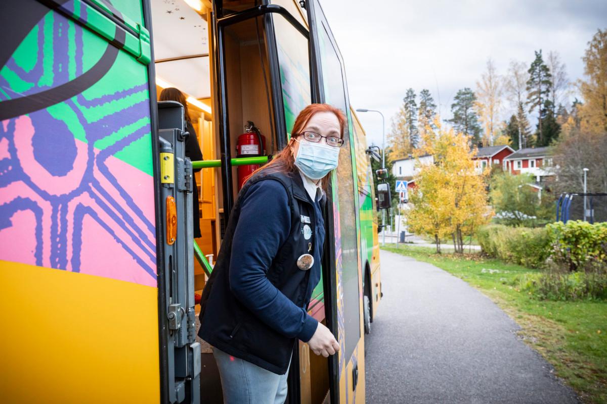 Helmi on saapunut Pitkäniityntien pysäkille. Kirjastoneuvoja Johanna Majavuo kurkkaa, näkyykö asiakkaita.