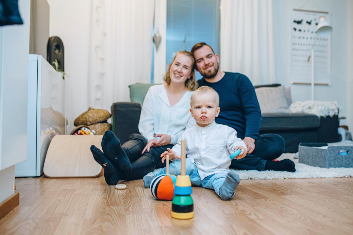 Tinja, Aku ja Lenni Kärhän perheessä kristilliset arvot tärkeitä, vaikkei usko jatkuvasti näykään arjessa. Kuva: Marianna Siitonen.