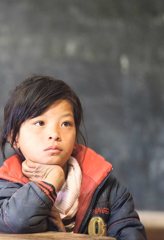 Tyttöjen koulutus on yksi kehityksen avaintekijöistä. Tämä hmong-heimoon kuuluva tyttö käy koulua Huai Hokissa Laosissa.