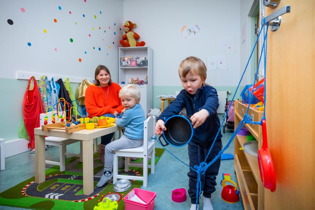 Lastenohjaaja Hanna Höglund, kaksi ja puoli vuotta vanha Axel ja kolmevuotias Roy heittäytyivät keittiöleikkiin Vantaan ruotsinkielisen seurakunnan päiväkerhossa.