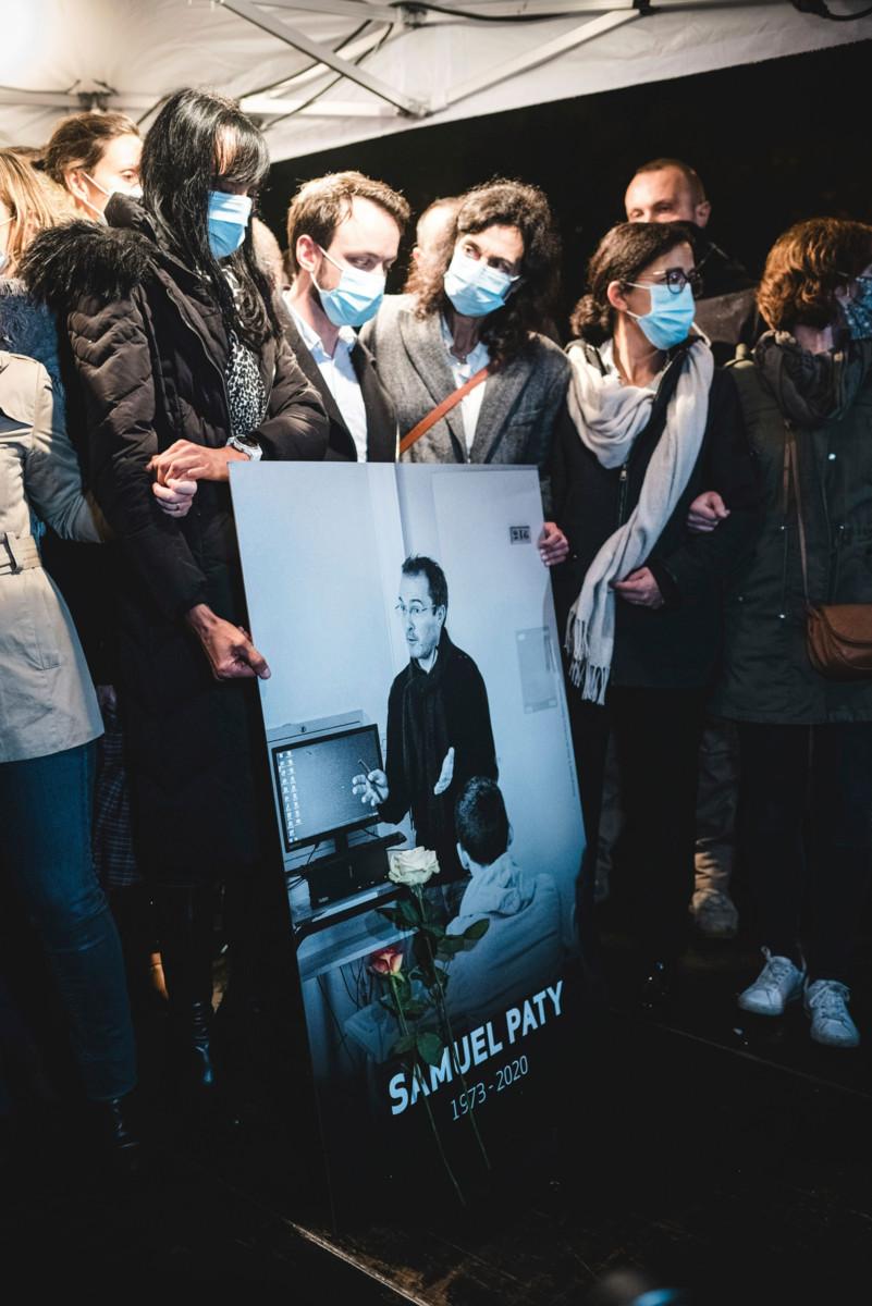 Tuhannet ihmiset kokoontuivat suremaan murhattua historianopettajaa Samuel Patya Pariisissa viime lokakuussa. Kuva: Samuel Boivin / Nurphoto / Lehtikuva