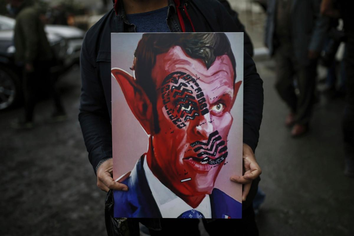 Lokakuun lopussa Turkin pääkaupungissa Istanbulissa järjestetyssä mielenosoituksessa Ranskan presidentti Emmanuel Macron kuvattiin paholaisena. Kuva: Emrah Gurel / AP Photo / Lehtikuva 