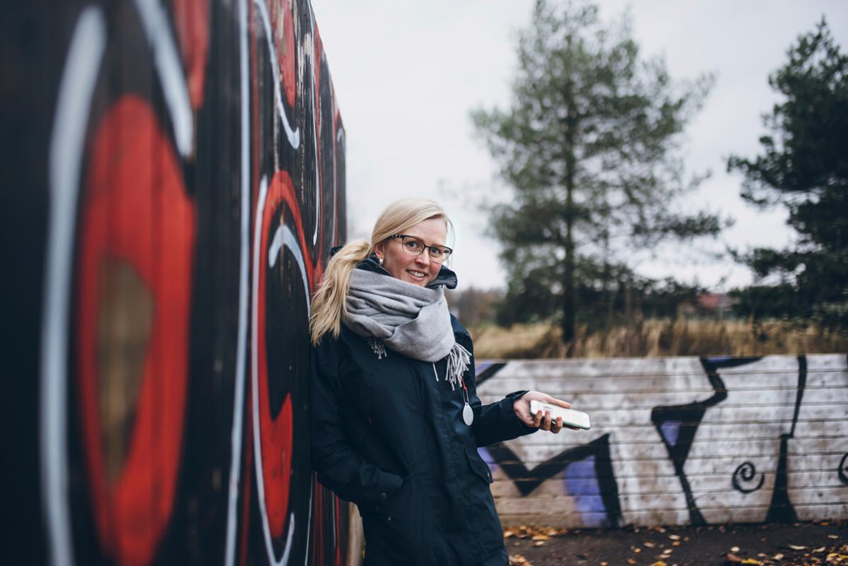 – Nuorten elämässä kännykkä on kädenjatke, jonka kautta ollaan yhteydessä kavereihin ja seurataan asioita, sanoo Eveliina Ojala.