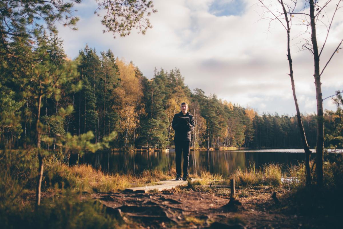 Keskipäivän rukoushetkissä Hans Tuominen laulaa satoja vuosia vanhoja rukouksia ja tuttuja virsiä.