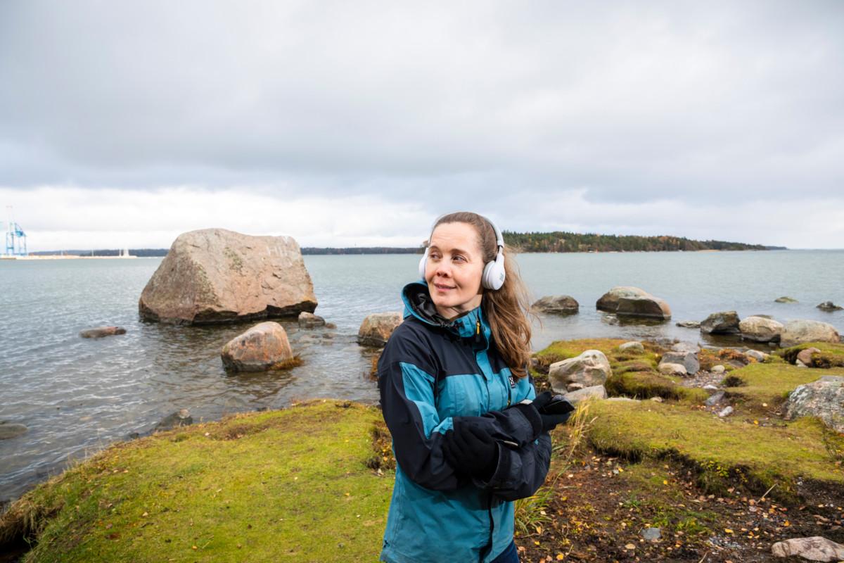 Saara Valkama pysähtyi pyhiinvaelluksella Uutelan Kappelikiven luona.