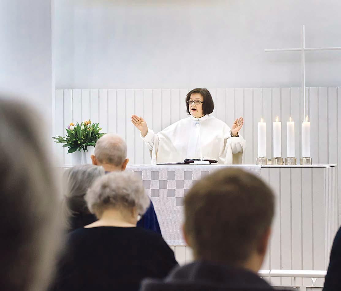 Pastori Ulla Pohjolan-Pirhonen toimitti messun Myyrmäen kirkossa viime sunnuntaina.