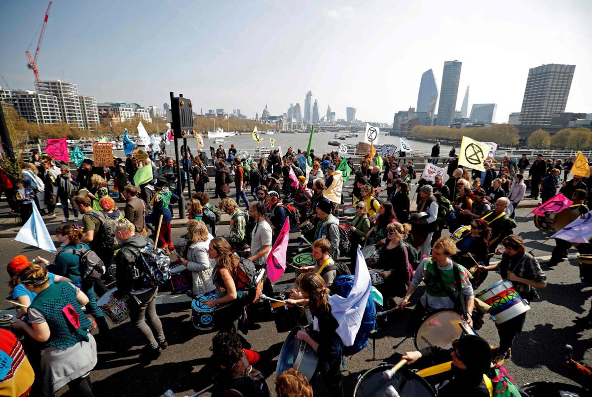 Ihmiset saapuivat Extinction Rebellion -liikkeen ilmastomielenosoitukseen Lontoon Waterloo-sillalle huhtikuussa 2019. (Kuva: Tolga Akmen Lehtikuva/AFP)