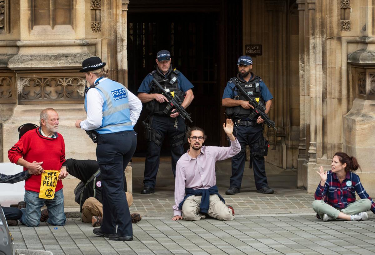 Extinction Rebellion -liikkeen mielenosoittajat liimasivat kämmenensä katukiviin Iso-Britannian parlamentin ylähuoneen edessä. Kuva: Gareth Morris/Extinction Rebellion)
