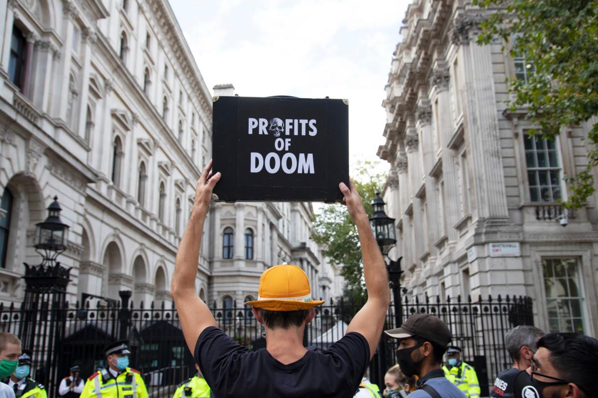 Mielenosoituskyltti rinnastaa öljy-yhtiön voitot (profit) tuhon profetioihin. Kuva: Denise Laura Baker/Extinction Rebellion
