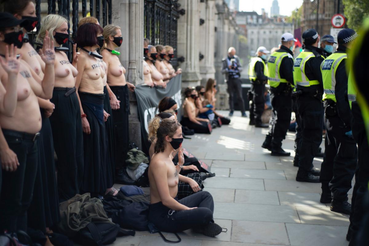 Yläosattomat mielenosoittajat lukitsivat itsensä Iso-Britannian parlamenttitalon aitaan syyskuussa. Kuva: Helena Smith/Extinction Rebellion