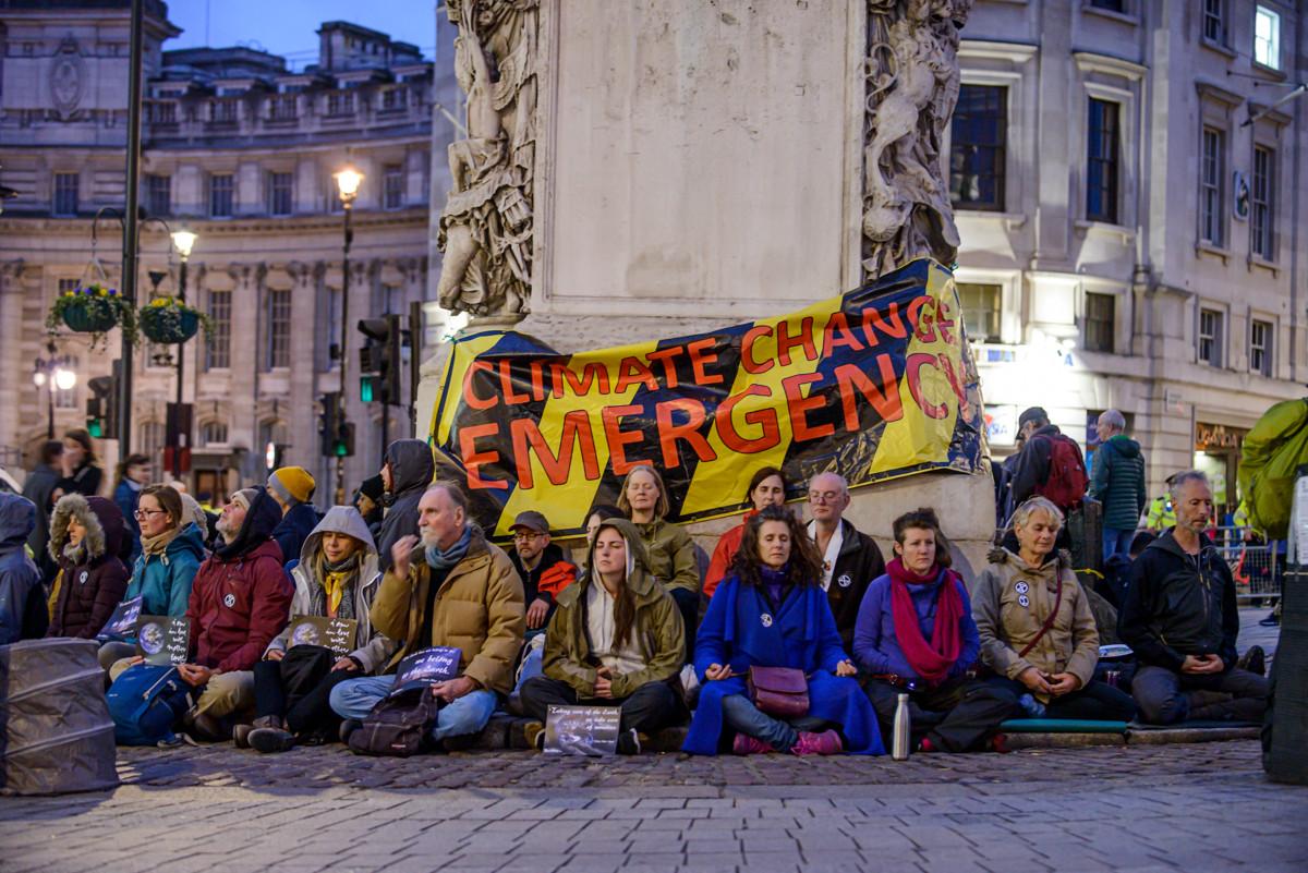 Buddhalaisten aktivistien ilmastoprotesti Lontoon Trafalgar Square -aukiolla. Kuva: Mark Richards/Extinction Rebellion