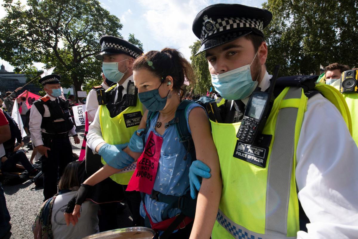 Poliisit poistivat mielenosoittajan Iso-Britannian parlamenttitalon edestä syyskuussa. Kuva: Gareth Morris/Extinction Rebellion