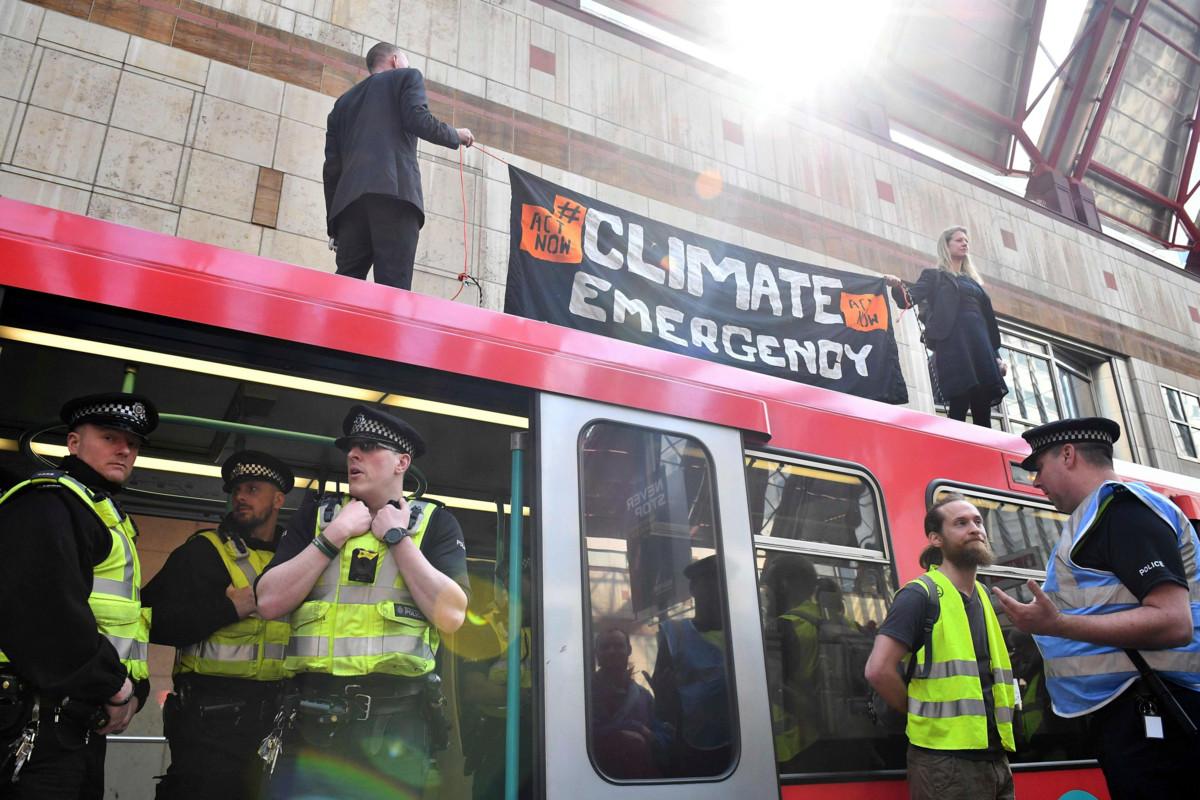 Ilmastoprotesti pysäytti paikallisjunan Lontoon Canary Wharf -asemalla huhtikuussa 2019. Puoli vuotta myöhemmin samankaltainen mielenosoitus Canning Townin metroasemalla nostatti kritiikin aallon Extinction Rebellionin toimintatapoja kohtaan. Kuva: Daniel Leal-Olivas Lehtikuva/AFP