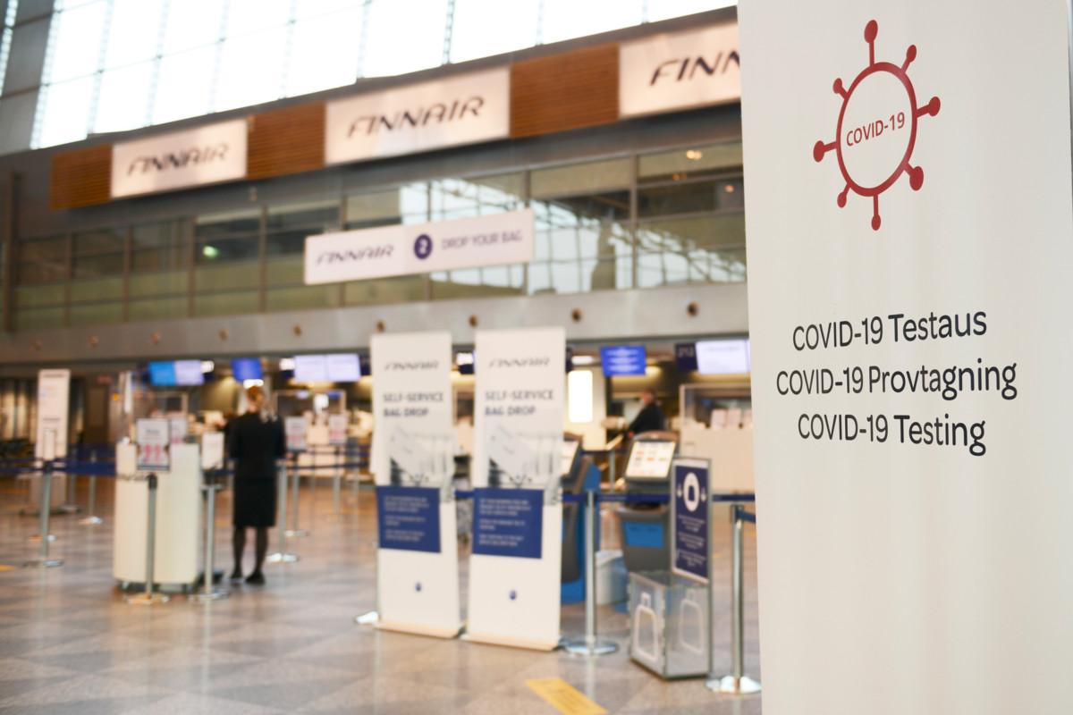 Helsinki-Vantaan lentoasemalla testataan matkustajia koronaviruksen varalta.