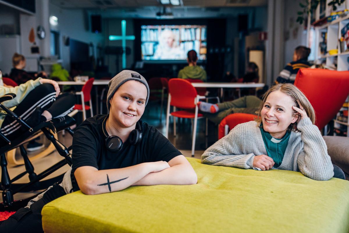 Milli ja nuorisodiakoni Hanne Malkki osallistuivat Sateenkaari Siiven iltaan Espoon Leppävaarassa.
