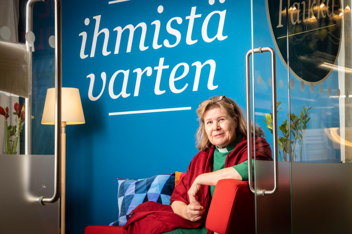 Diakoni Ulla-Maija Tuura työtovereineen ottaa vastaan ja välittää lahjakorttilahjoituksia Kannelmäen kauppakeskus Kaaressa sijaitsevassa seurakunnan tilassa.