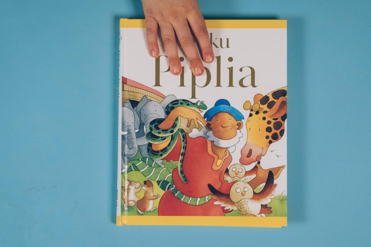 Pikku Piplia. Sarah Toulmin, kuvitus Kristina Stephenson. Suomen Pipliaseura.Kimallekirjaimet miellyttivät 4-vuotiasta. Äiti löysi tekstistä oivalluksia. ”Kaikkihan nää on käännöksiä, ei mikään ole oikeasti niin kuin Raamattu”, kommentoi 13-vuotias.